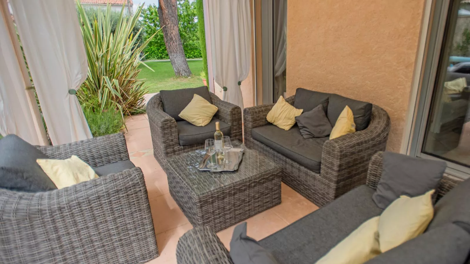 La Sarrazine-Terrace balcony