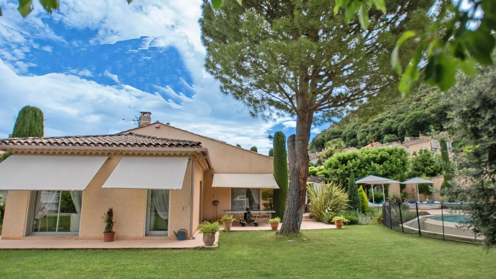 La Sarrazine-Gardens summer