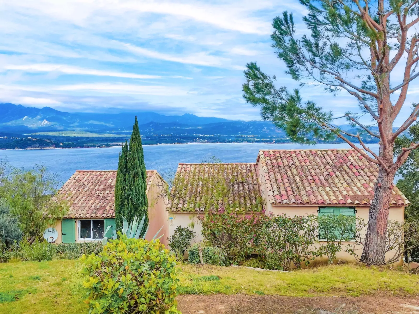 Les Hauts de Pavellone-Outside