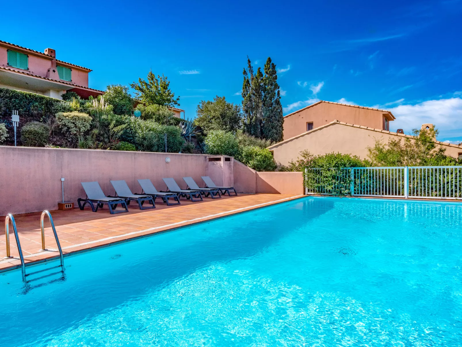 Les Hauts de Pavellone-Outside