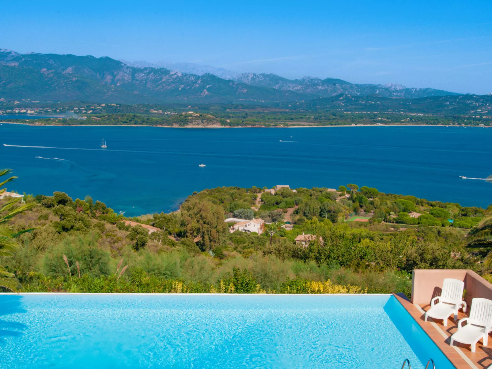 Les Hauts de Pavellone-Outside