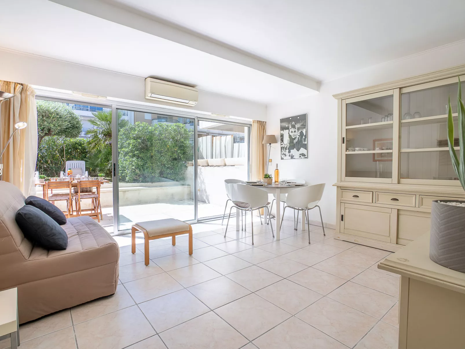 Cannes Bay-Inside