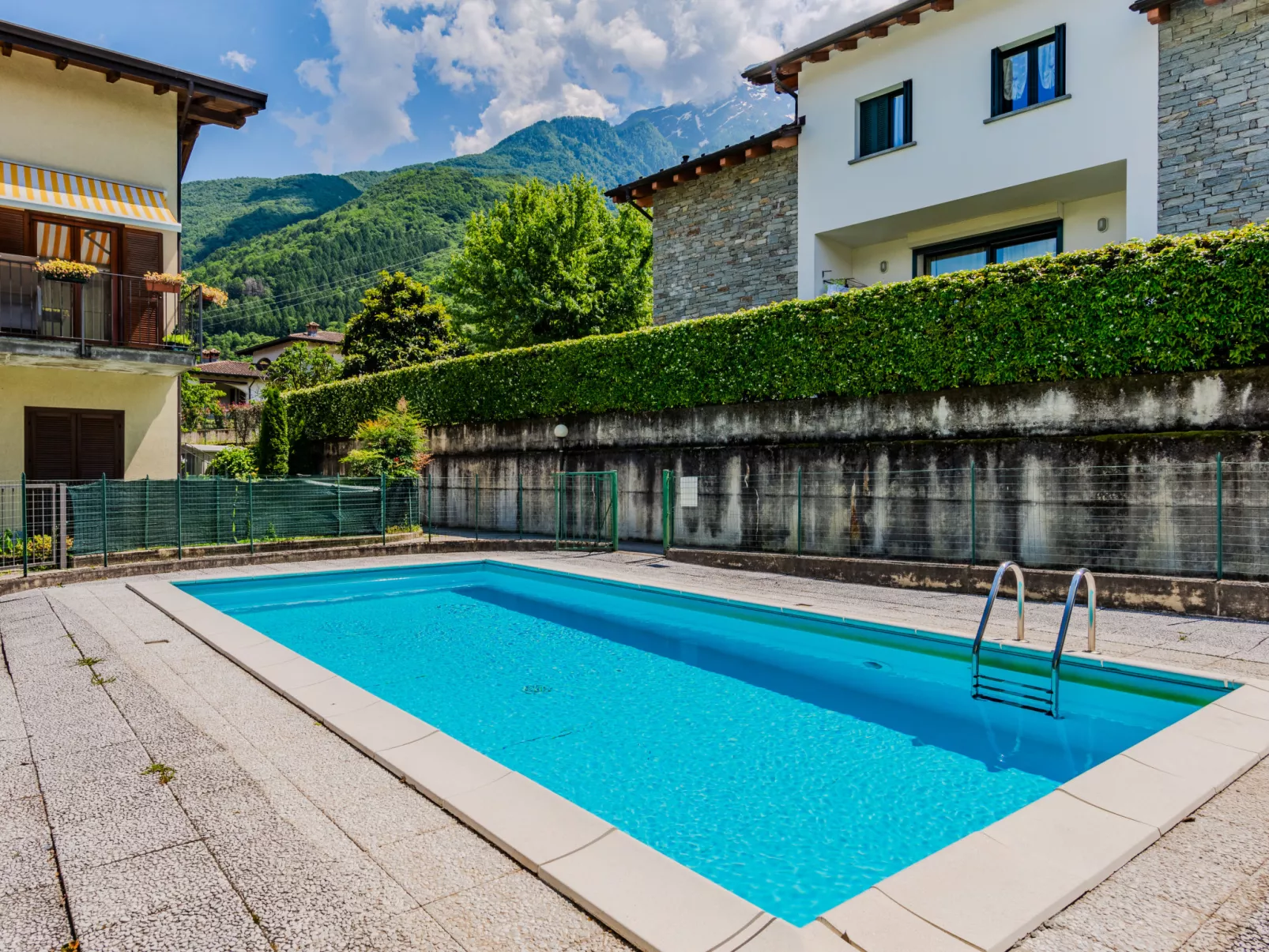 La Perla-Outside
