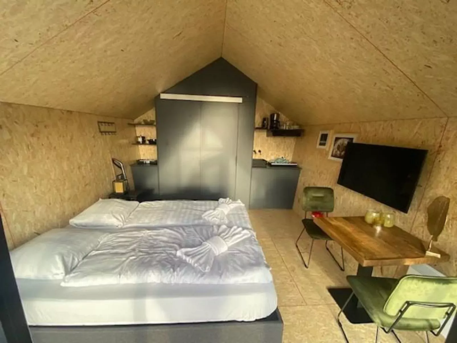 Solo Retreat 2-Inside