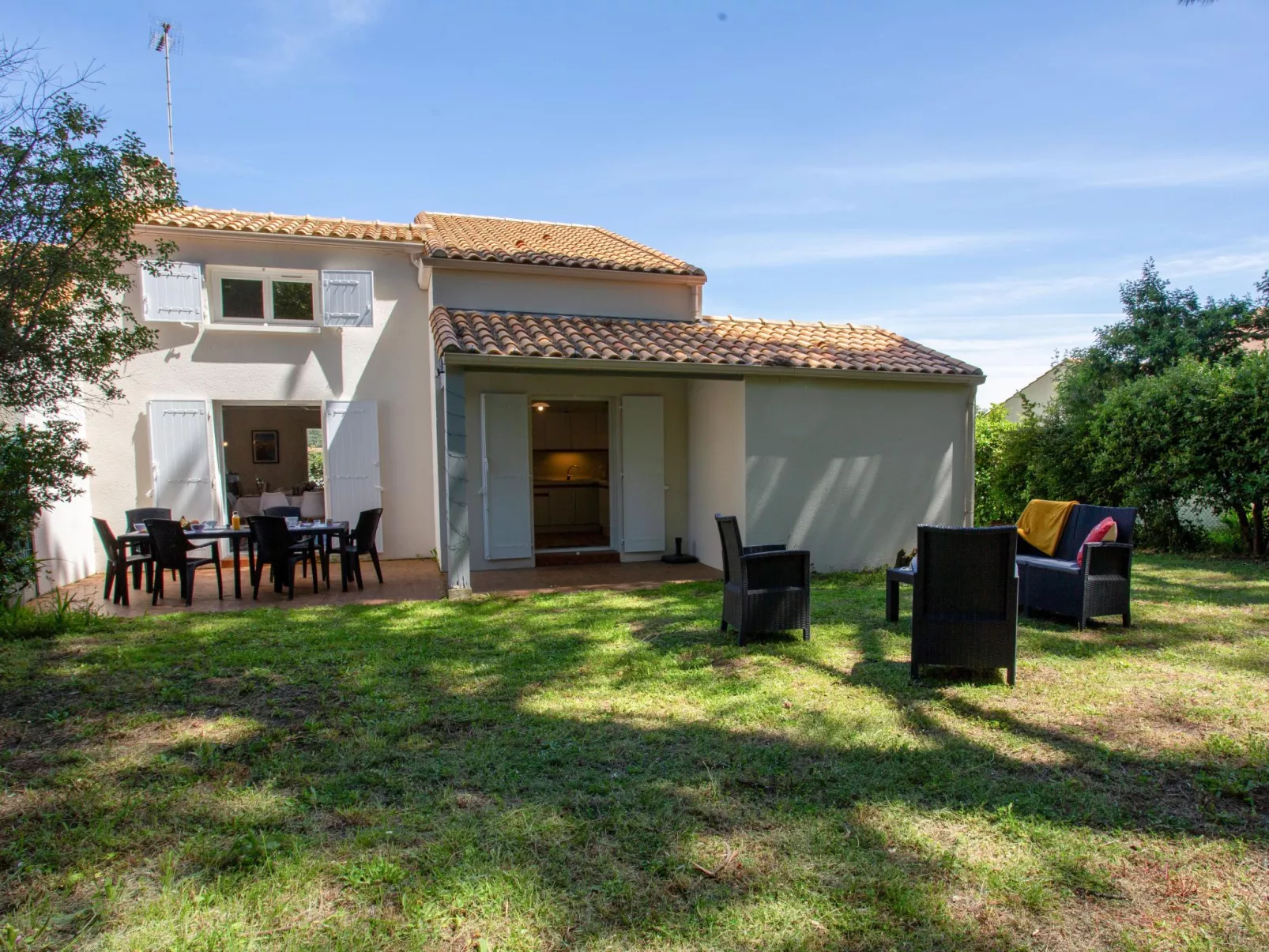 Les Pins-Outside