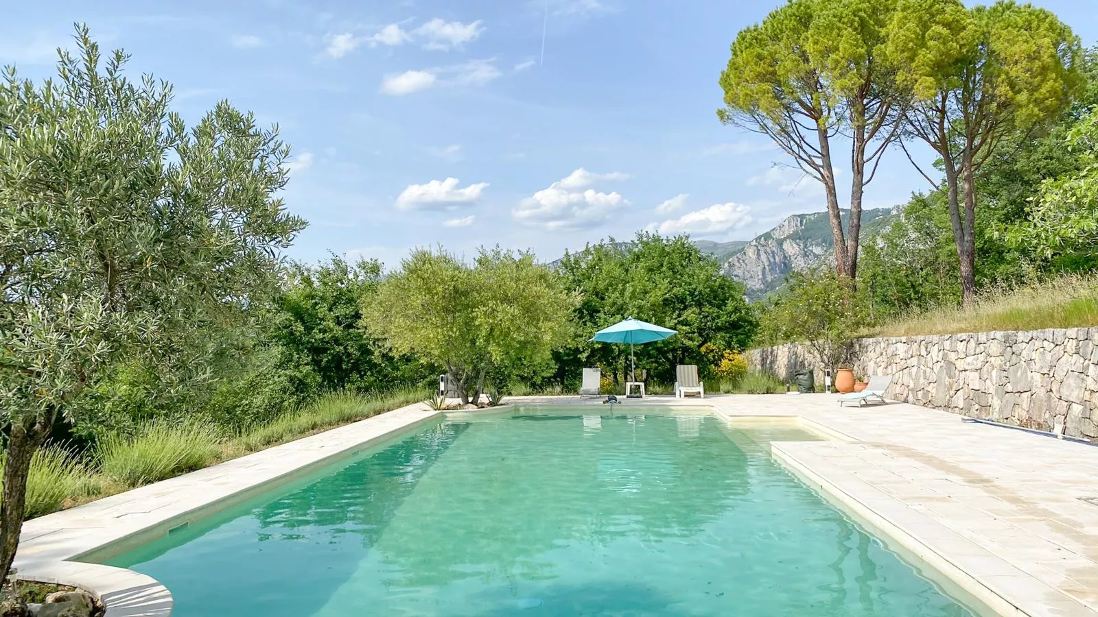 La porteuse deau-Pool