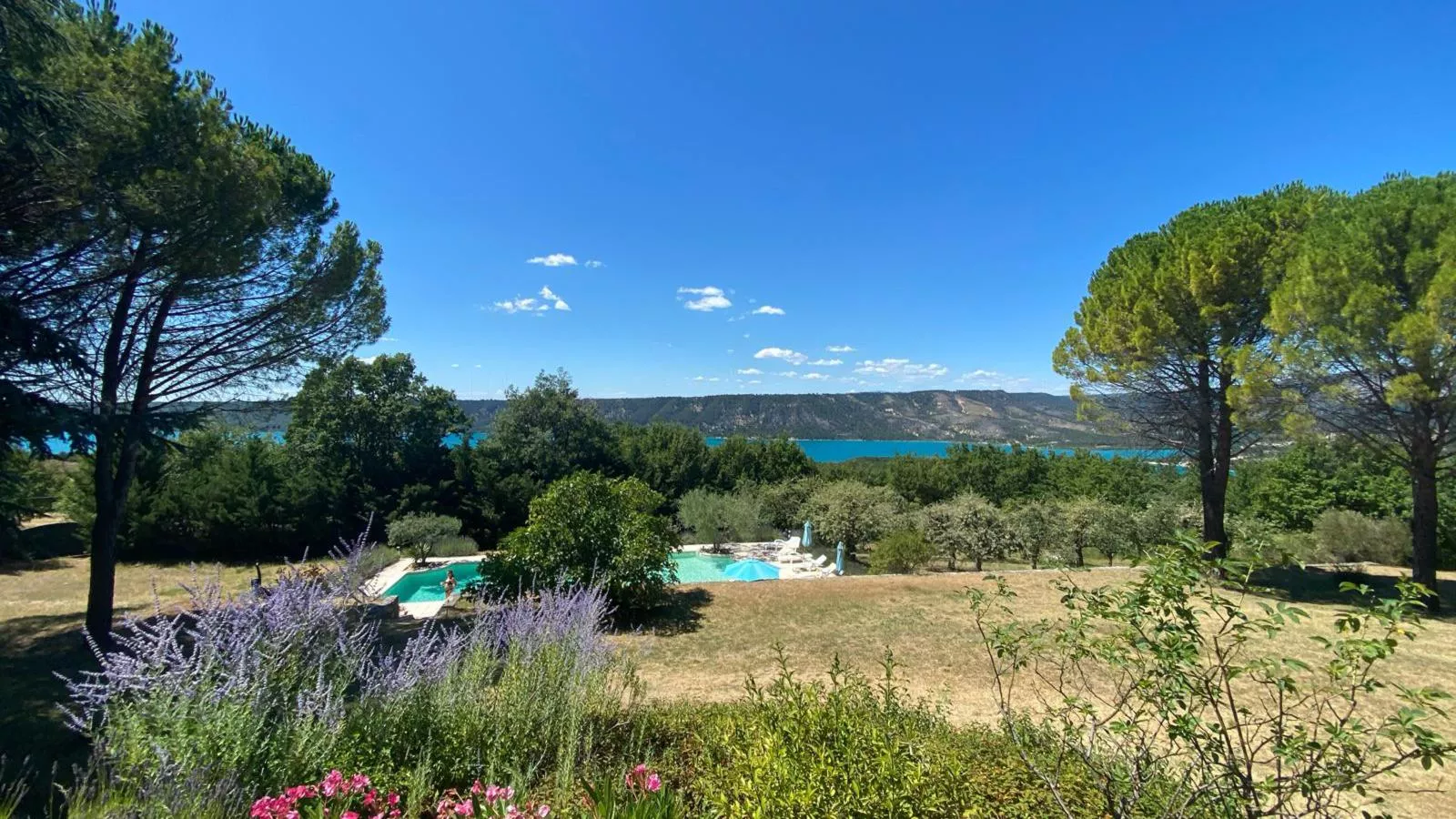 La porteuse deau-View summer