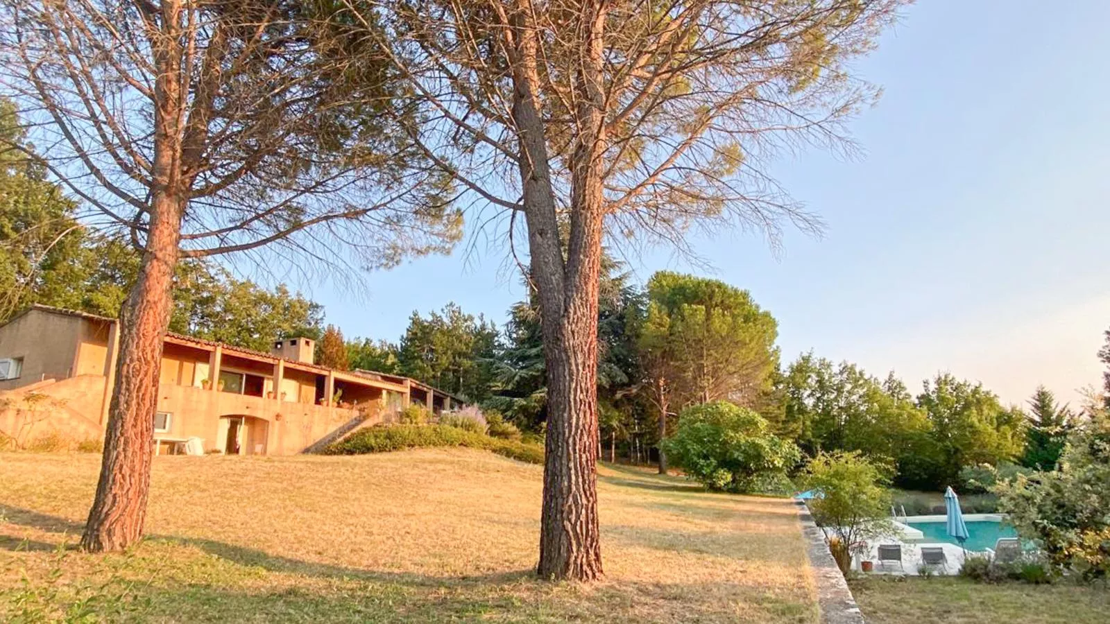 La porteuse deau-Exterior summer