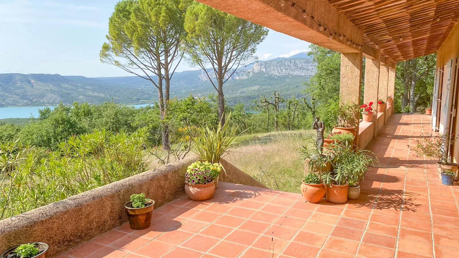 La porteuse deau-Terrace balcony