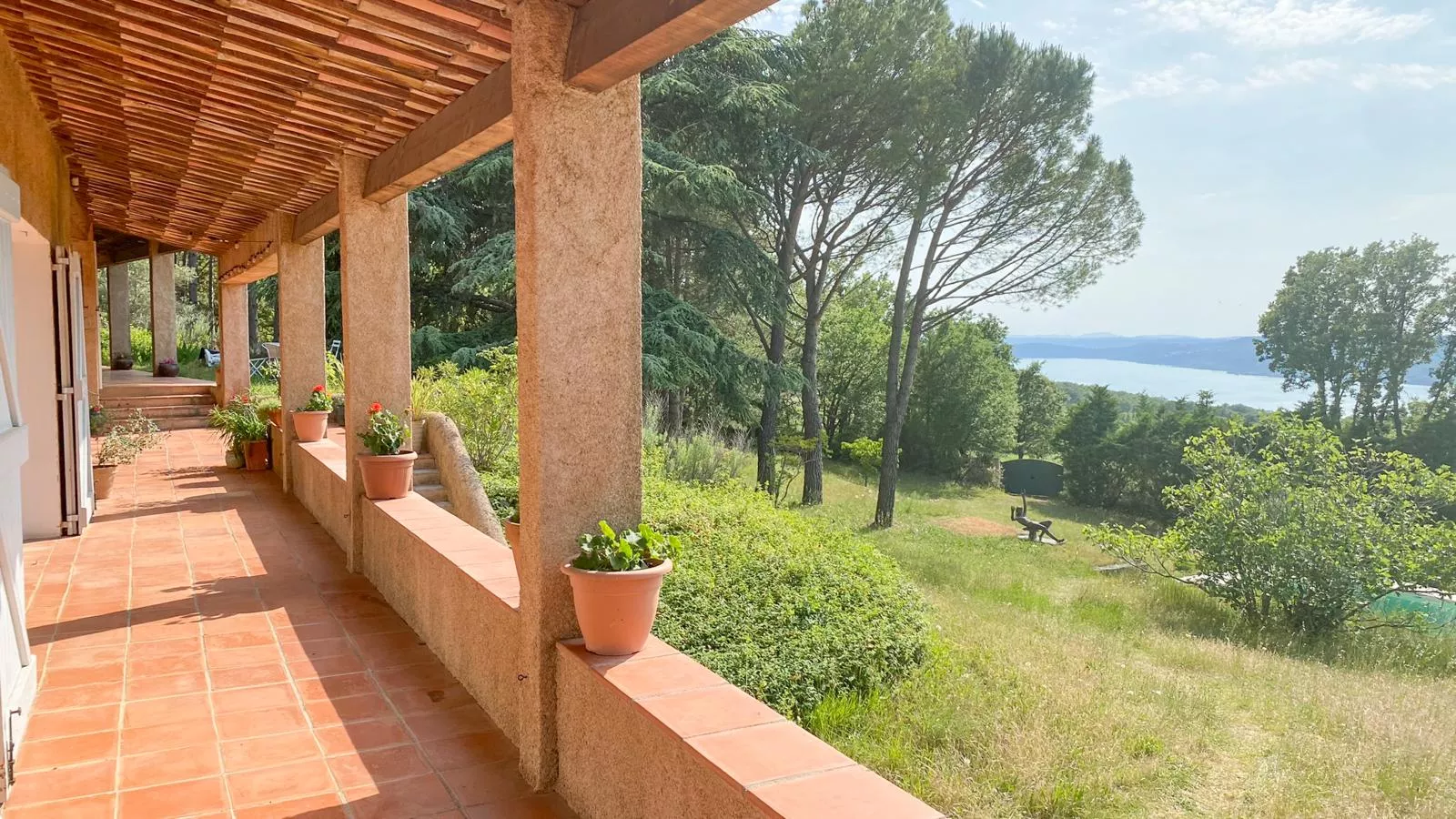 La porteuse deau-Terrace balcony