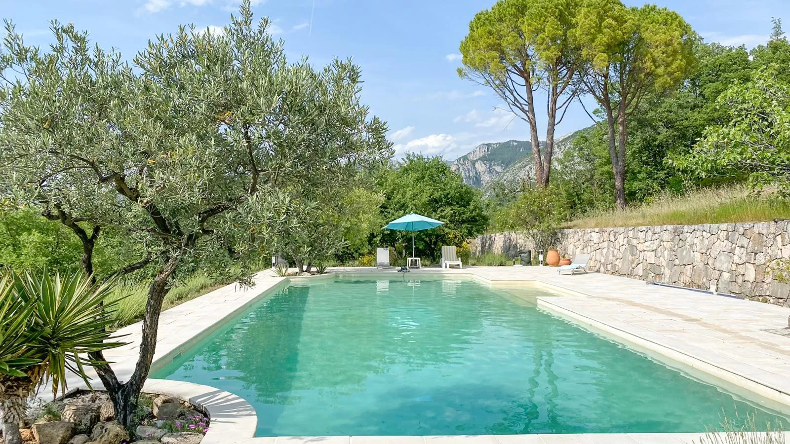 La porteuse deau-Pool