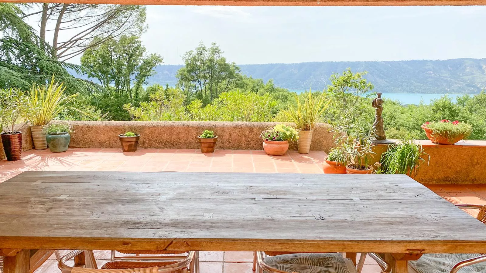 La porteuse deau-Terrace balcony