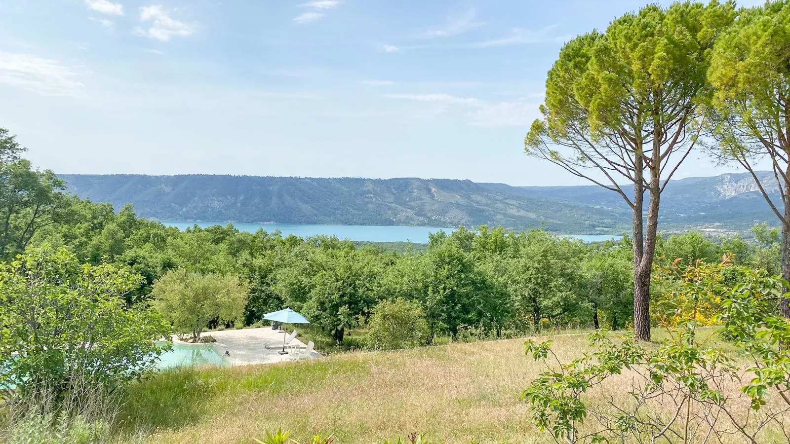 La porteuse deau-Gardens summer