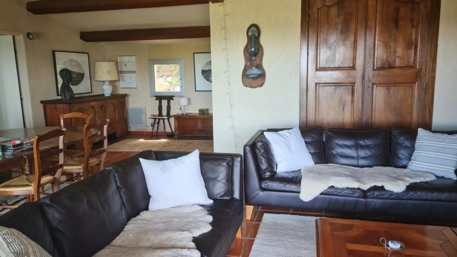 La porteuse deau-Living room