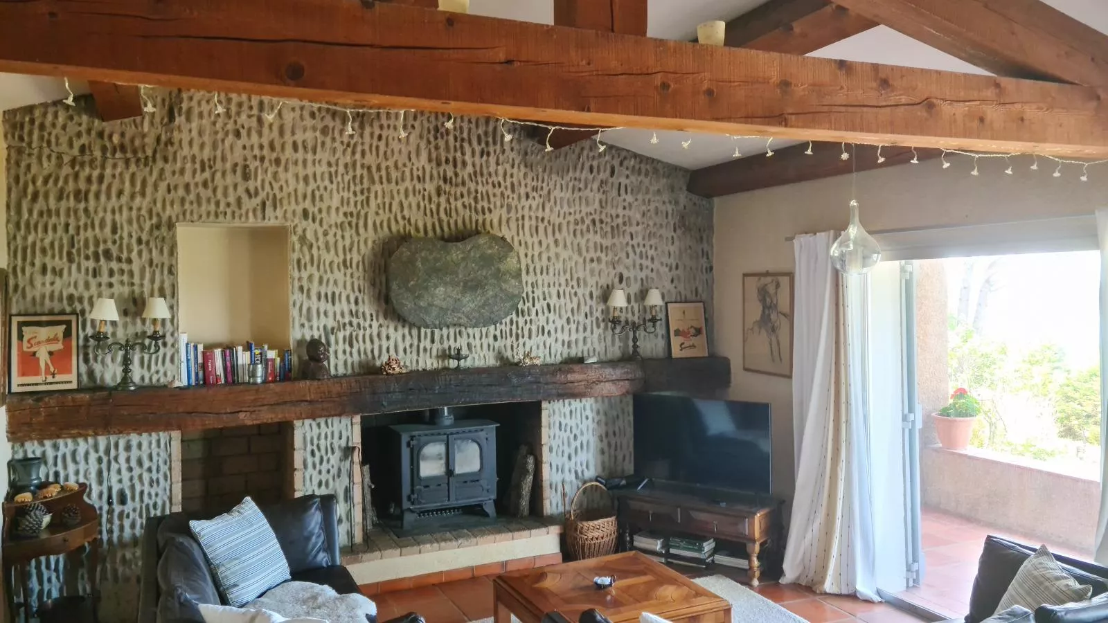 La porteuse deau-Living room