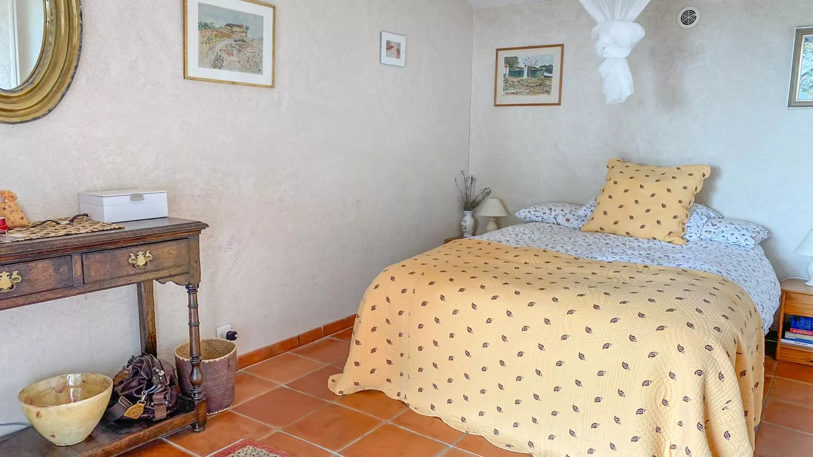 La porteuse deau-Bedroom