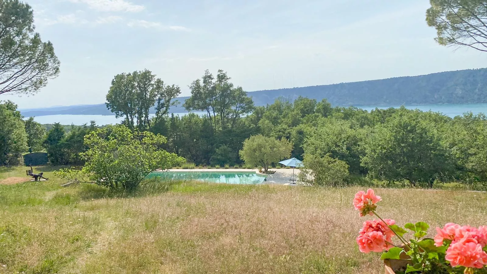 La porteuse deau-Gardens summer