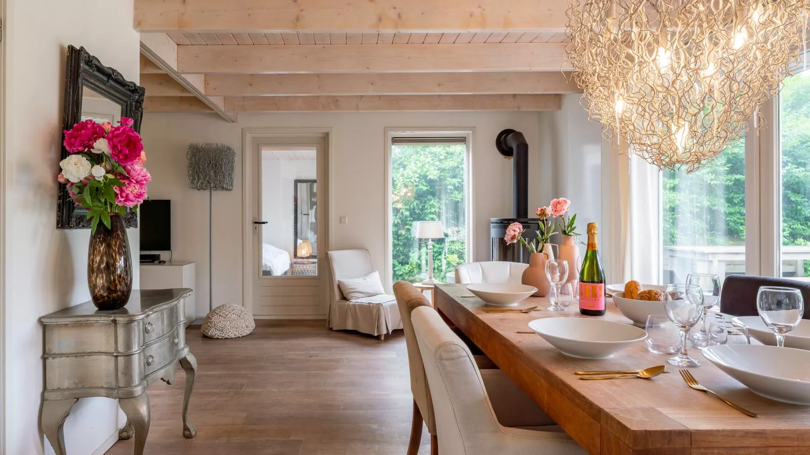 KareinLaDune-Dining room