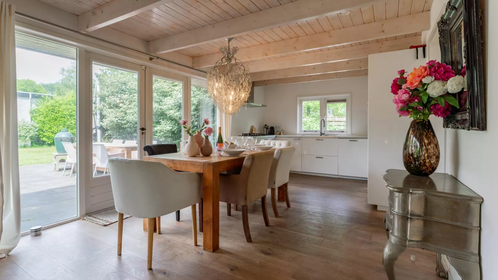 KareinLaDune-Dining room