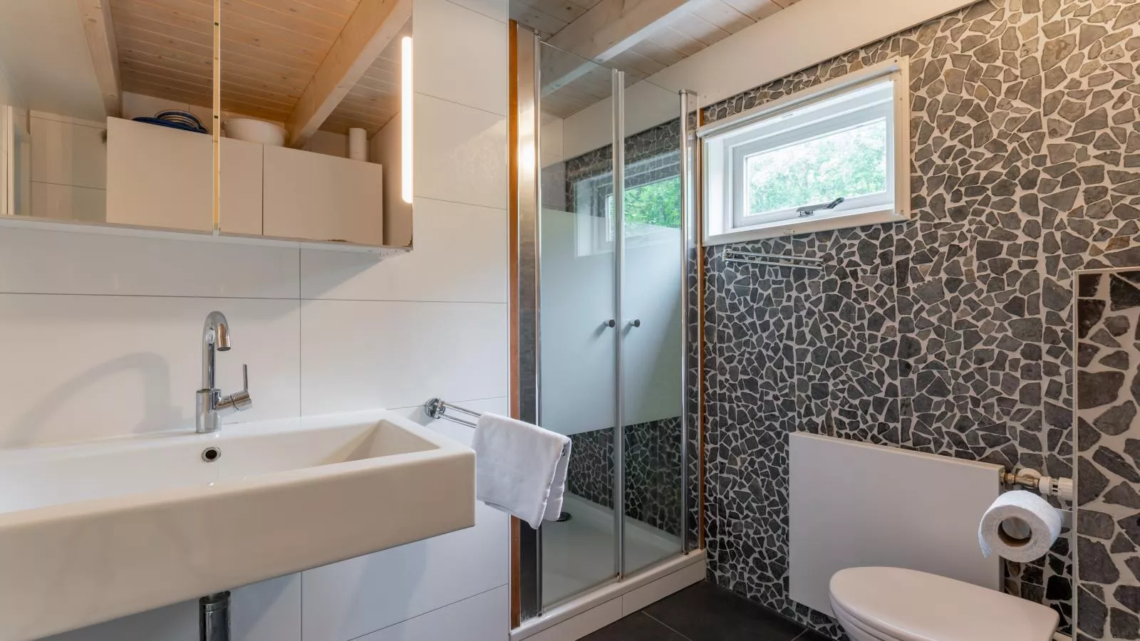 KareinLaDune-Bathroom