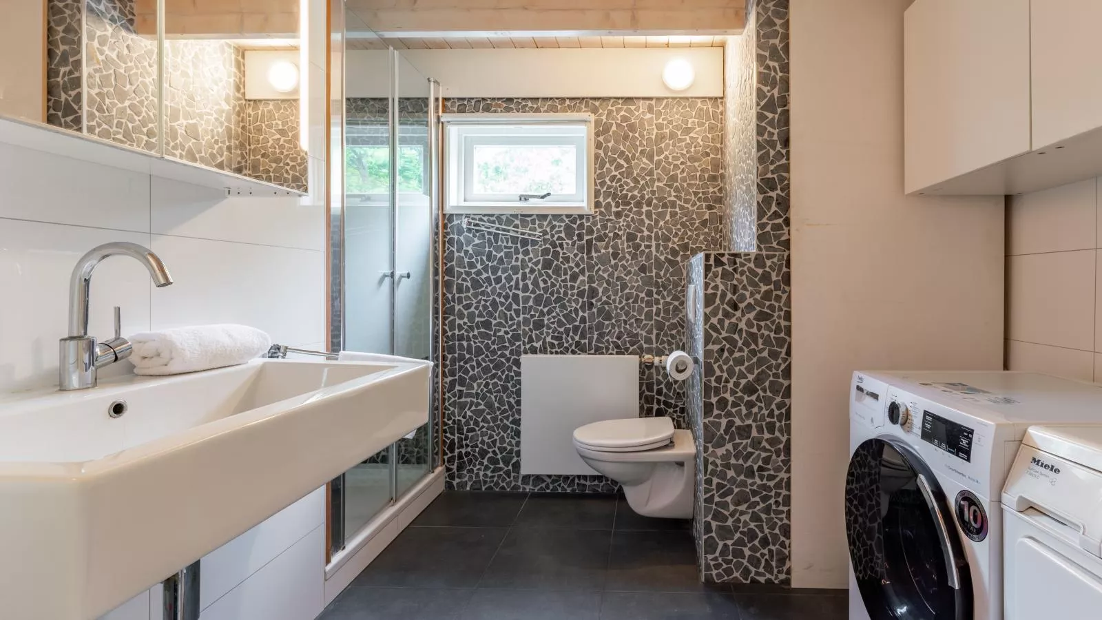 KareinLaDune-Bathroom
