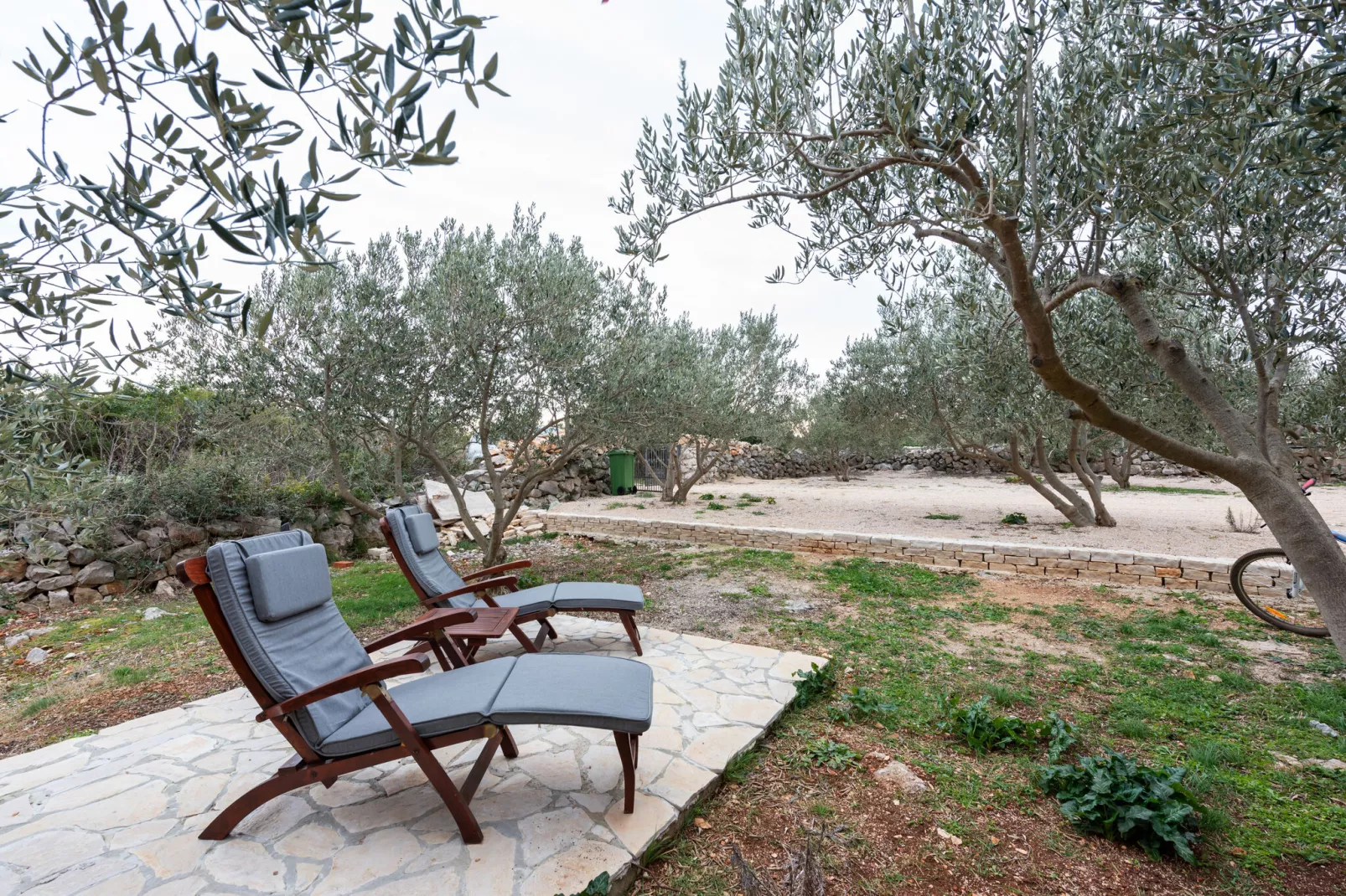 Stone house Vrana lake-Jardin d'été