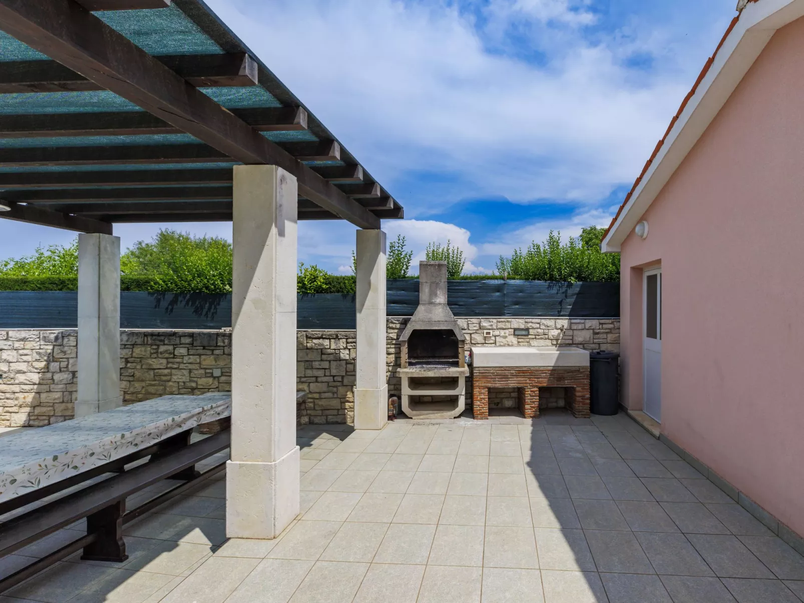 Villa Maran-Outside
