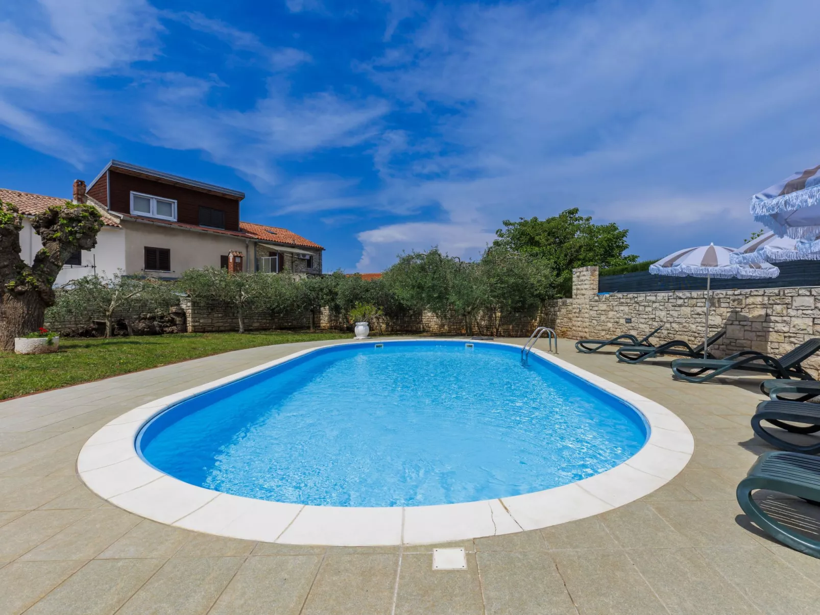 Villa Maran-Outside