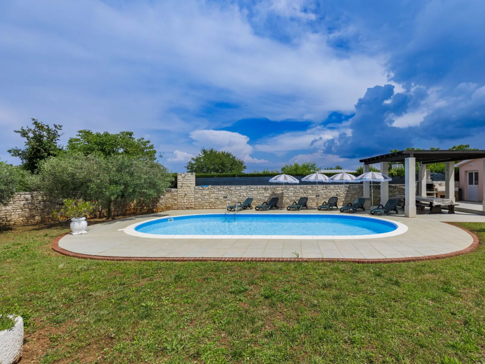 Villa Maran-Outside