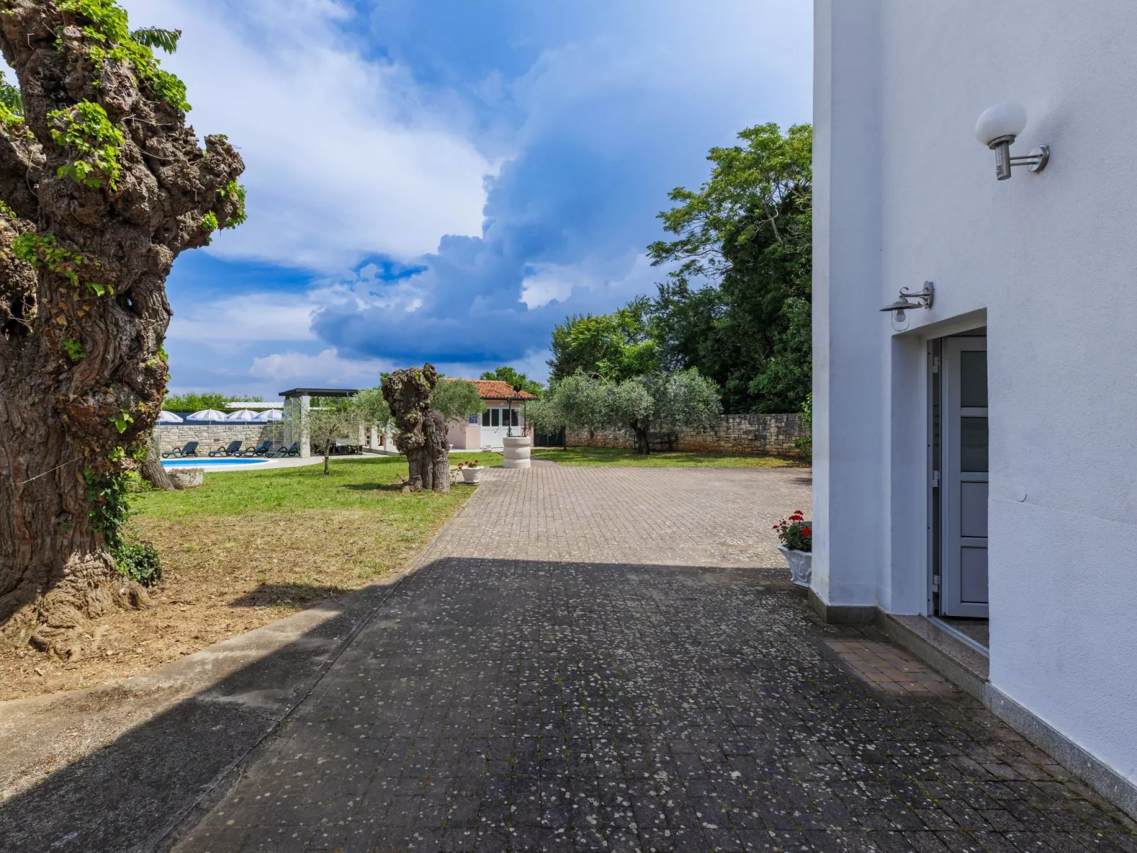 Villa Maran-Outside