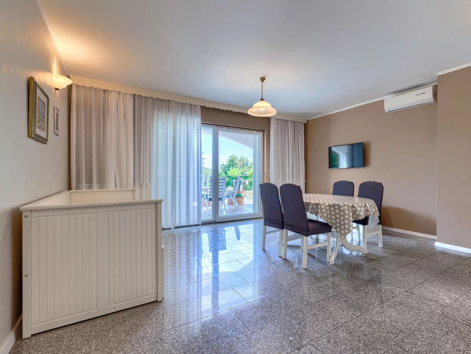 Villa Maran-Inside