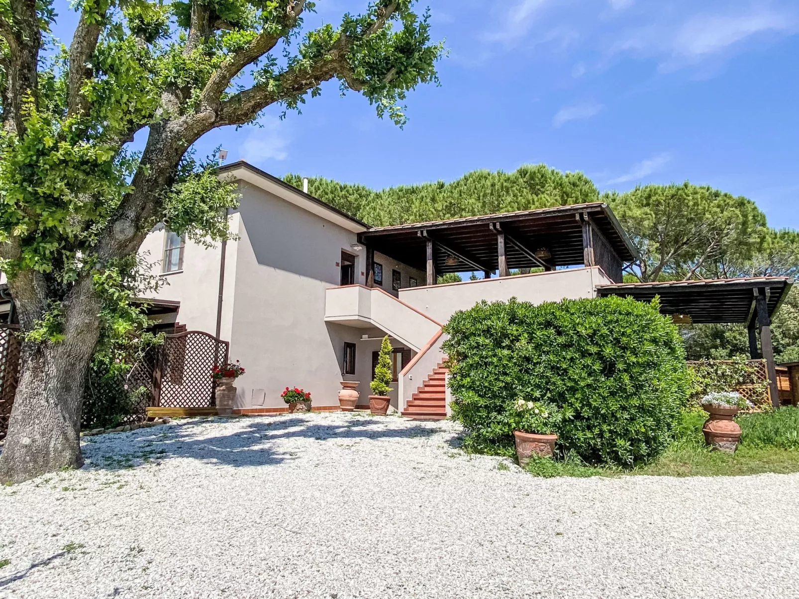 Le Rocche-Outside