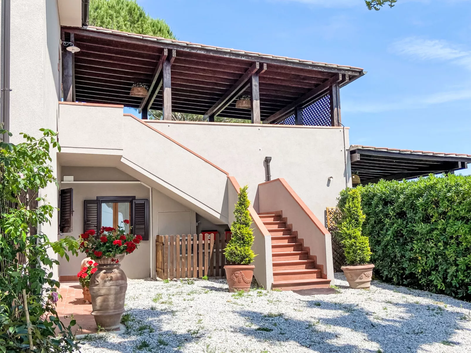 Le Rocche-Outside