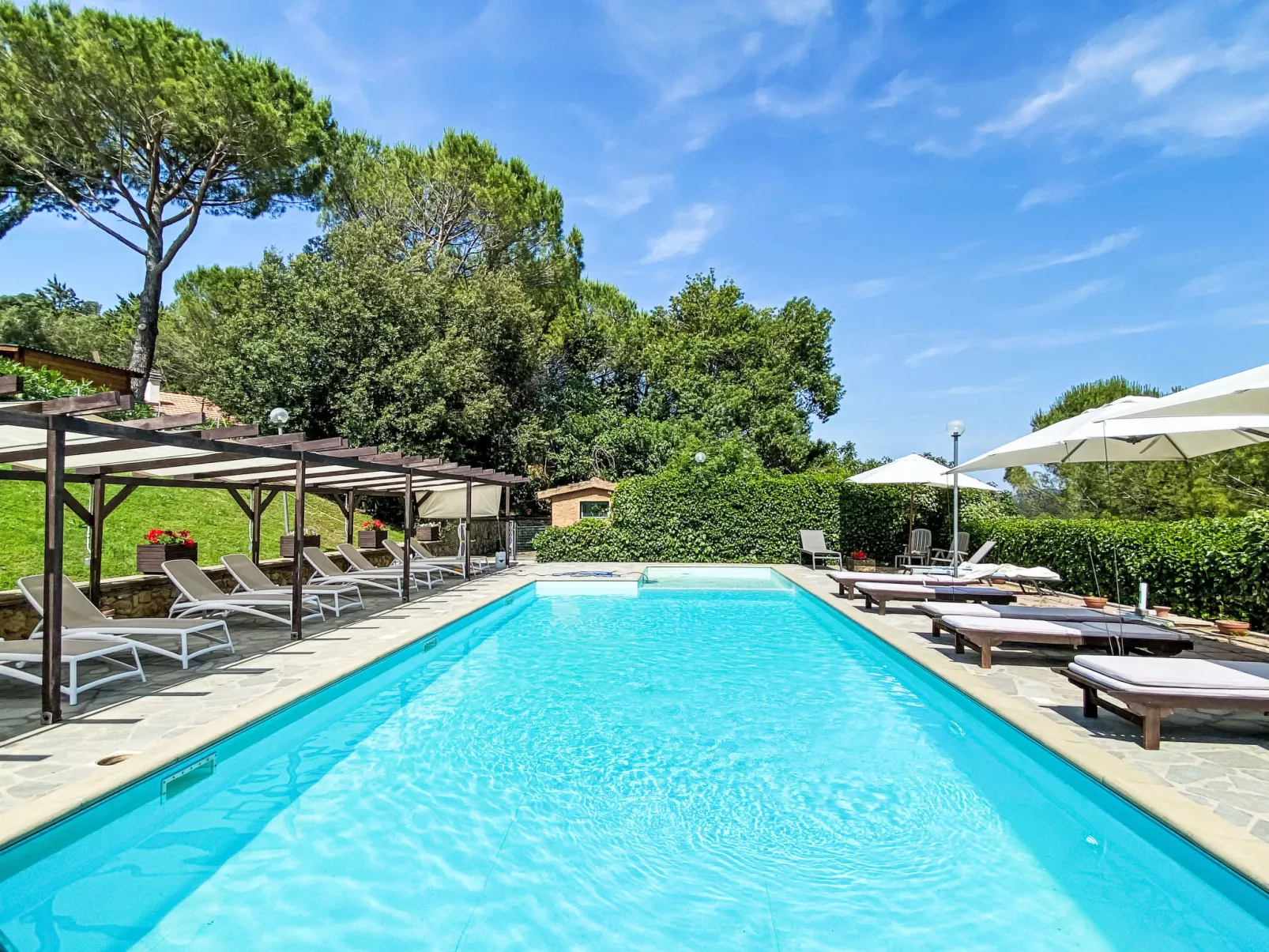 Le Rocche-Outside