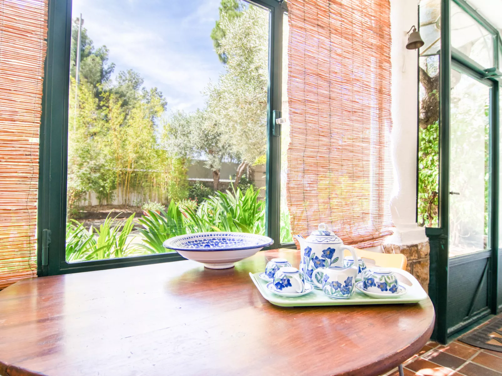 Liska Blu-Outside