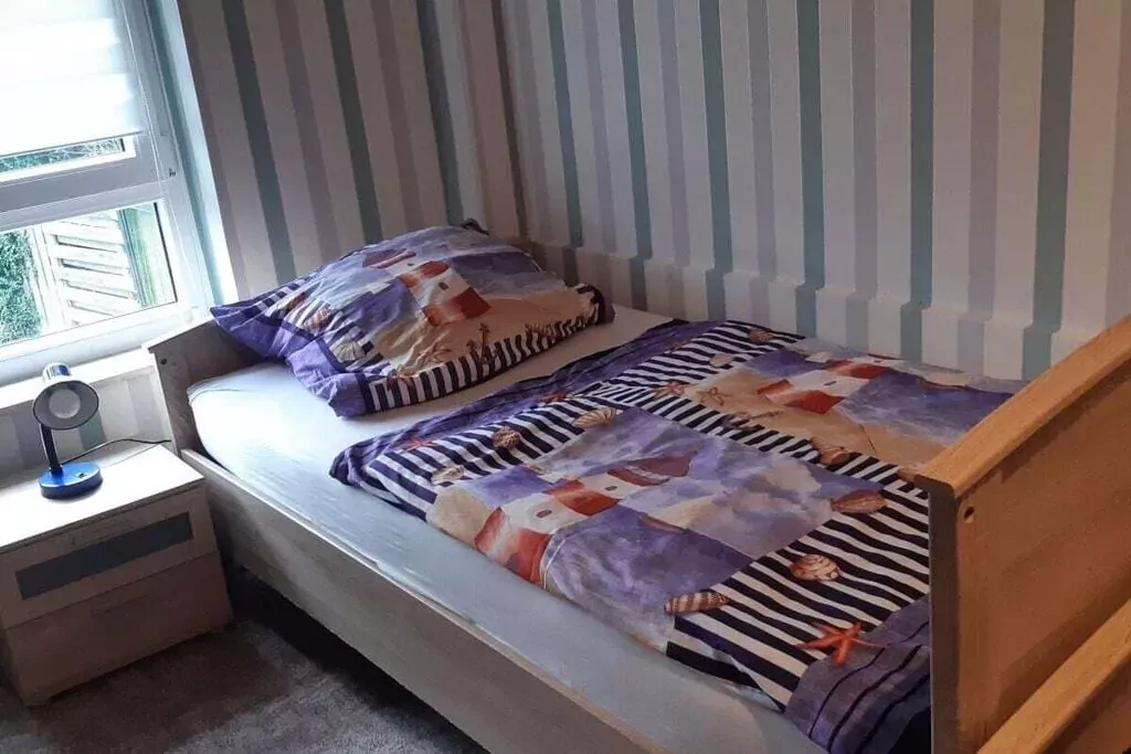 46042-Bedroom