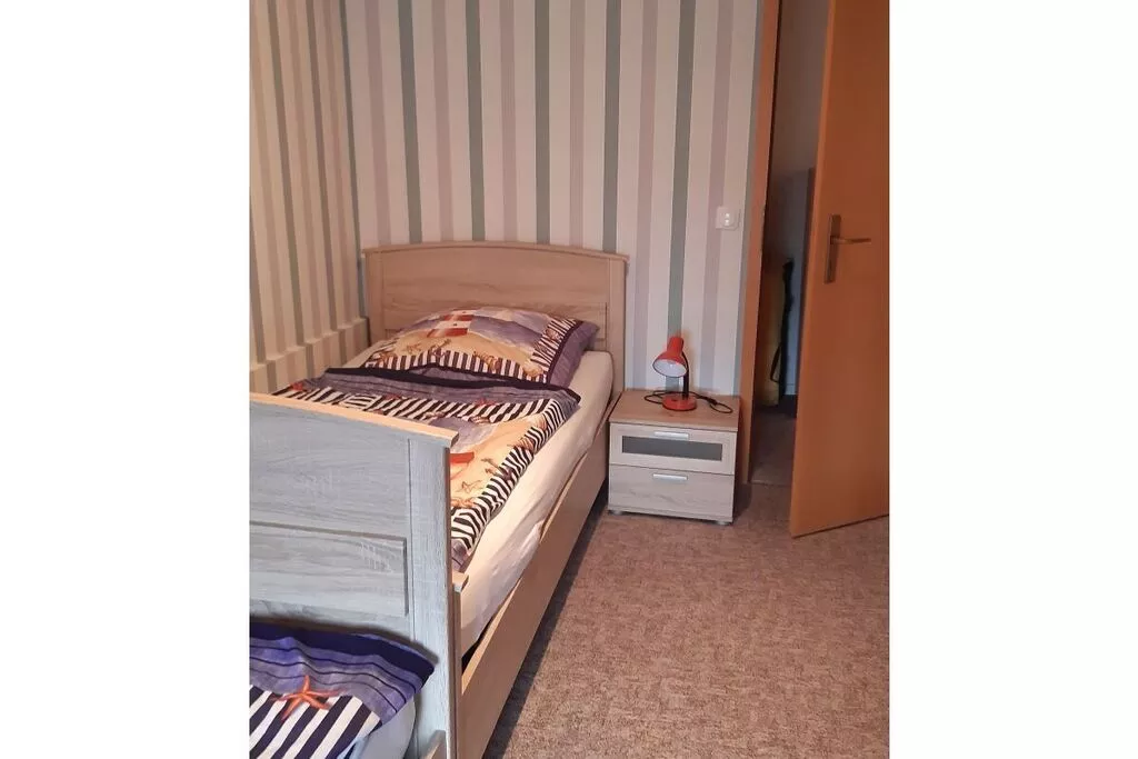 46042-Bedroom