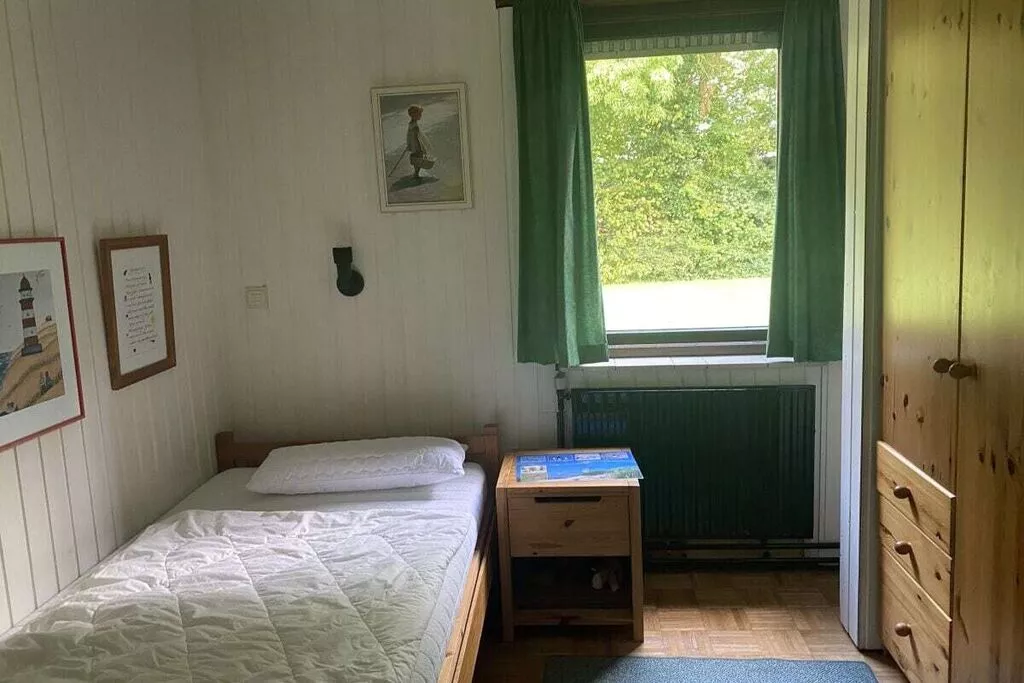 493767-Bedroom