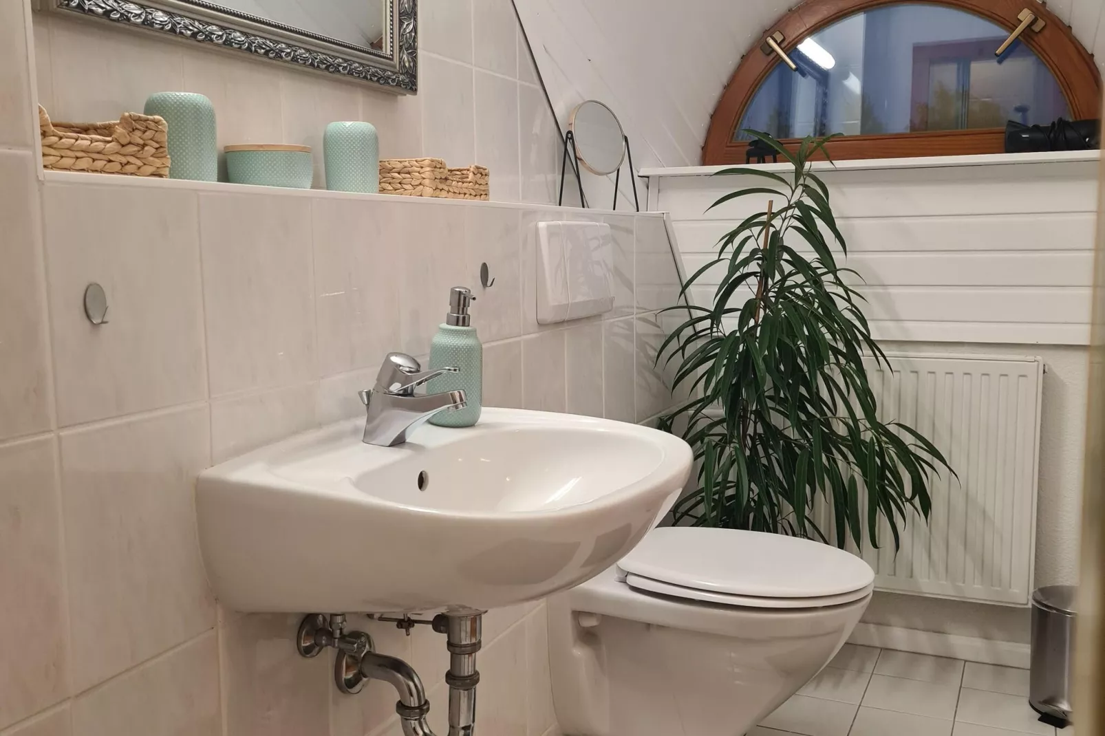 Schoene Wohnung im reetgedachten Bauernhaus-Badezimmer