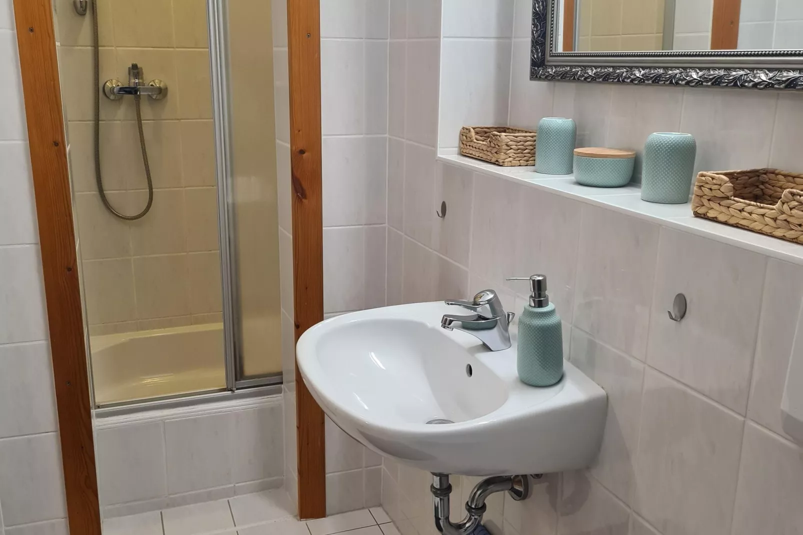 Schoene Wohnung im reetgedachten Bauernhaus-Badezimmer