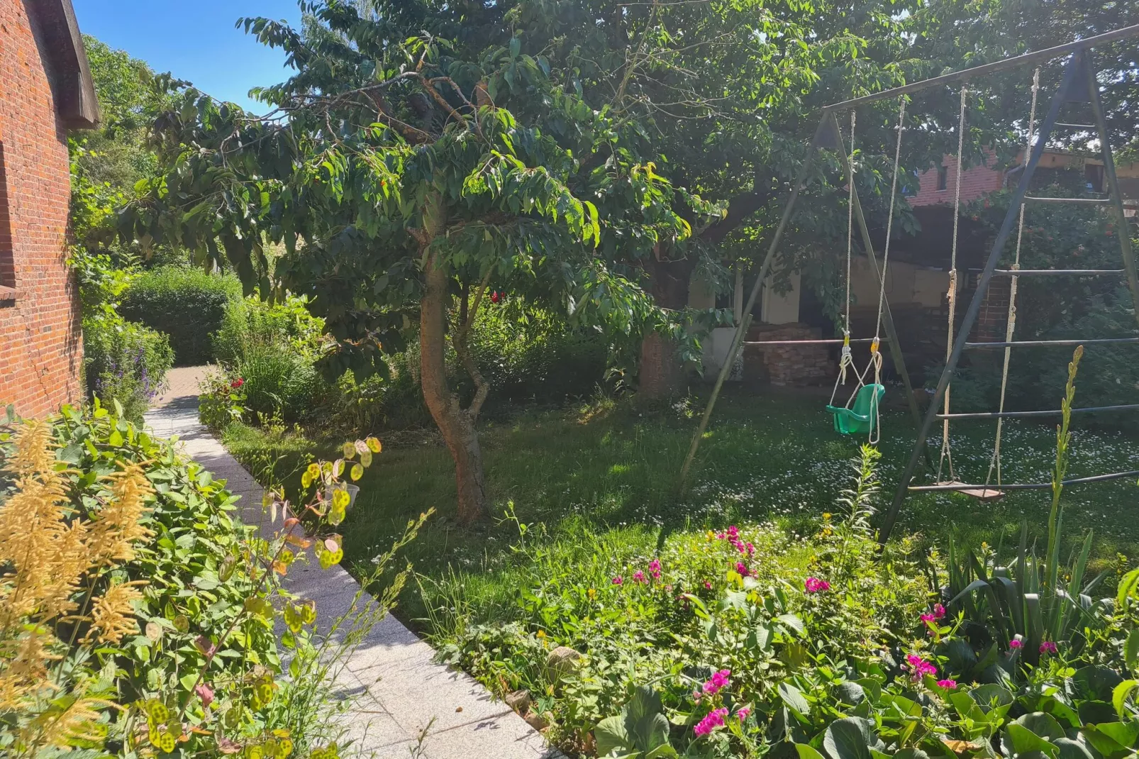 Schoene Wohnung im reetgedachten Bauernhaus-Gärten Sommer