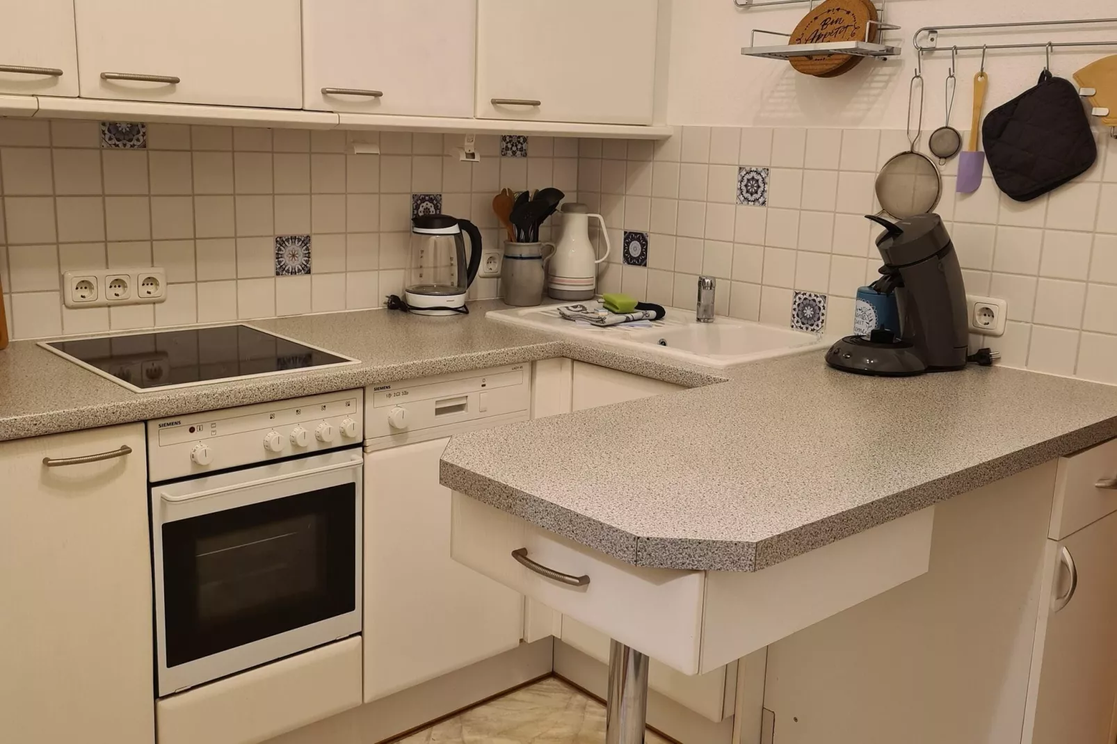 Schöne Wohnung im reetgedachten Bauernhaus-Cuisine