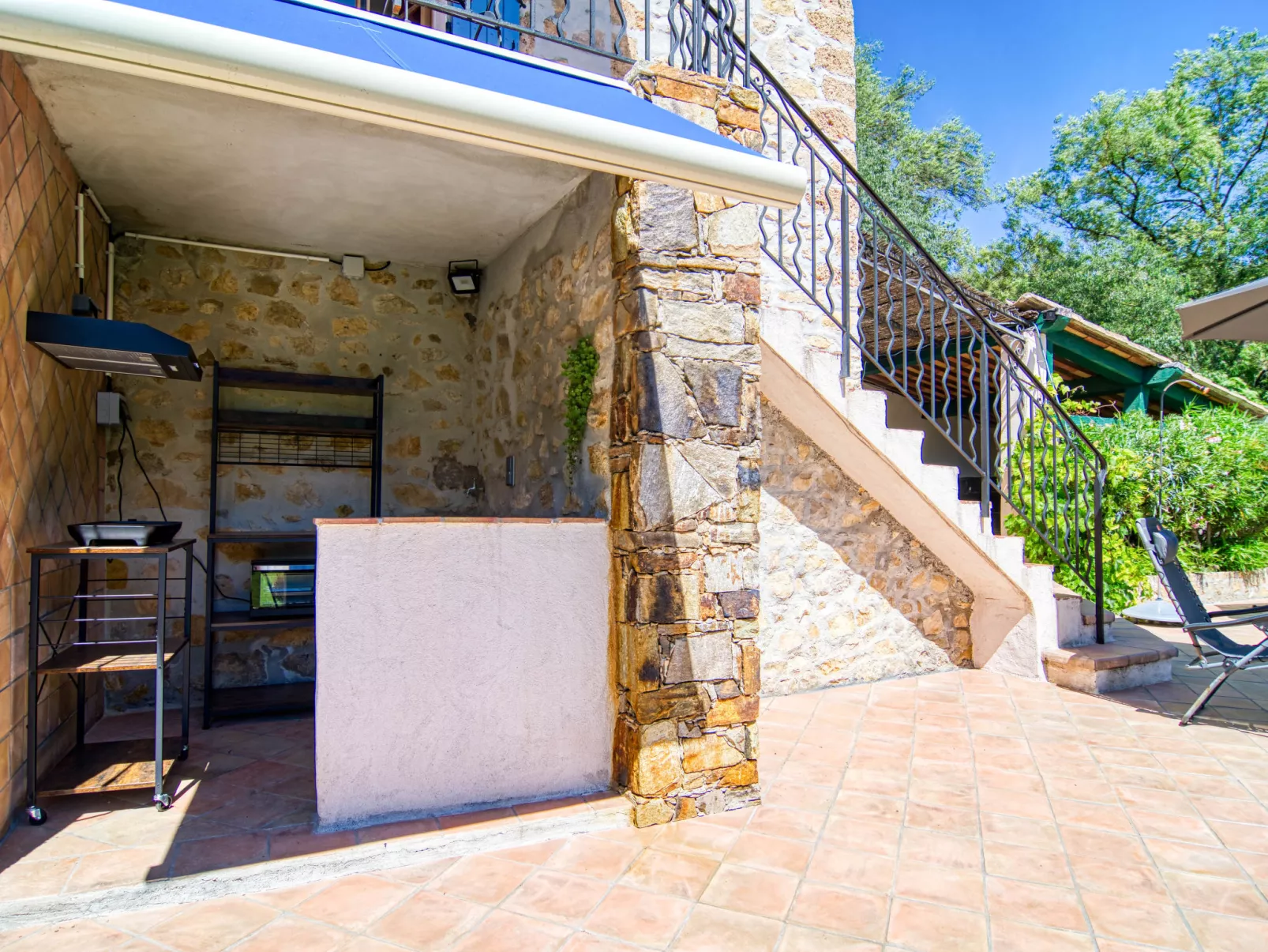 La maison aux volets bleus-Dedans