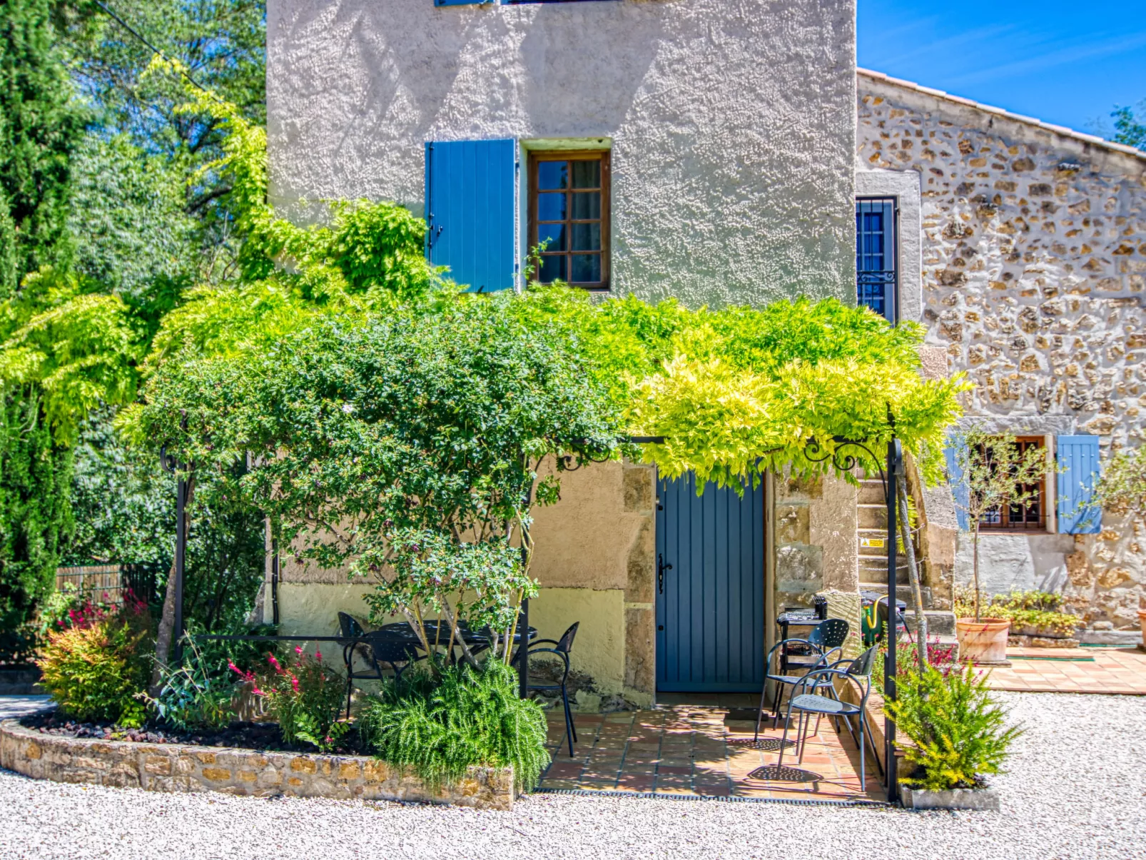 La maison aux volets bleus-Dehors