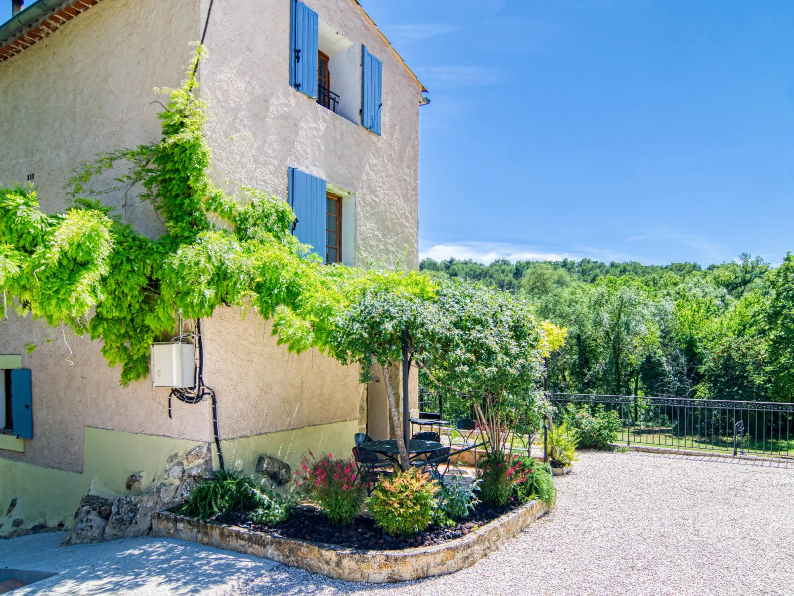La maison aux volets bleus-Dehors