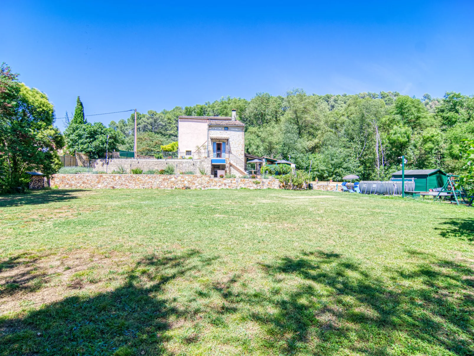 La maison aux volets bleus-Dehors