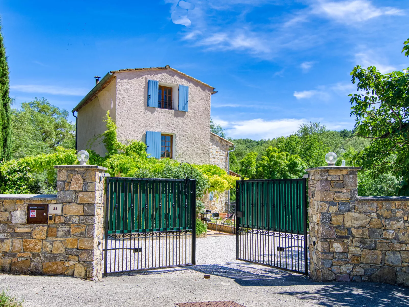 La maison aux volets bleus-Dehors