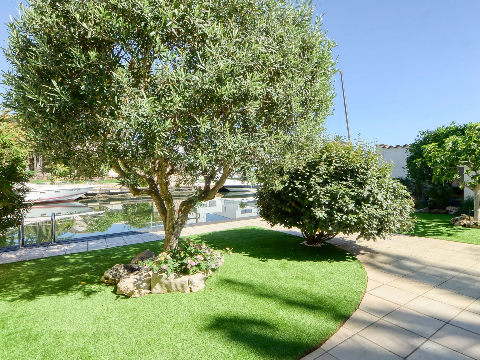 Llobregat 41b-Outside
