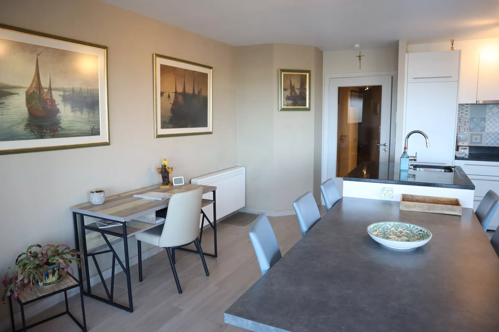 ZEEMEERMIN 101-Dining room
