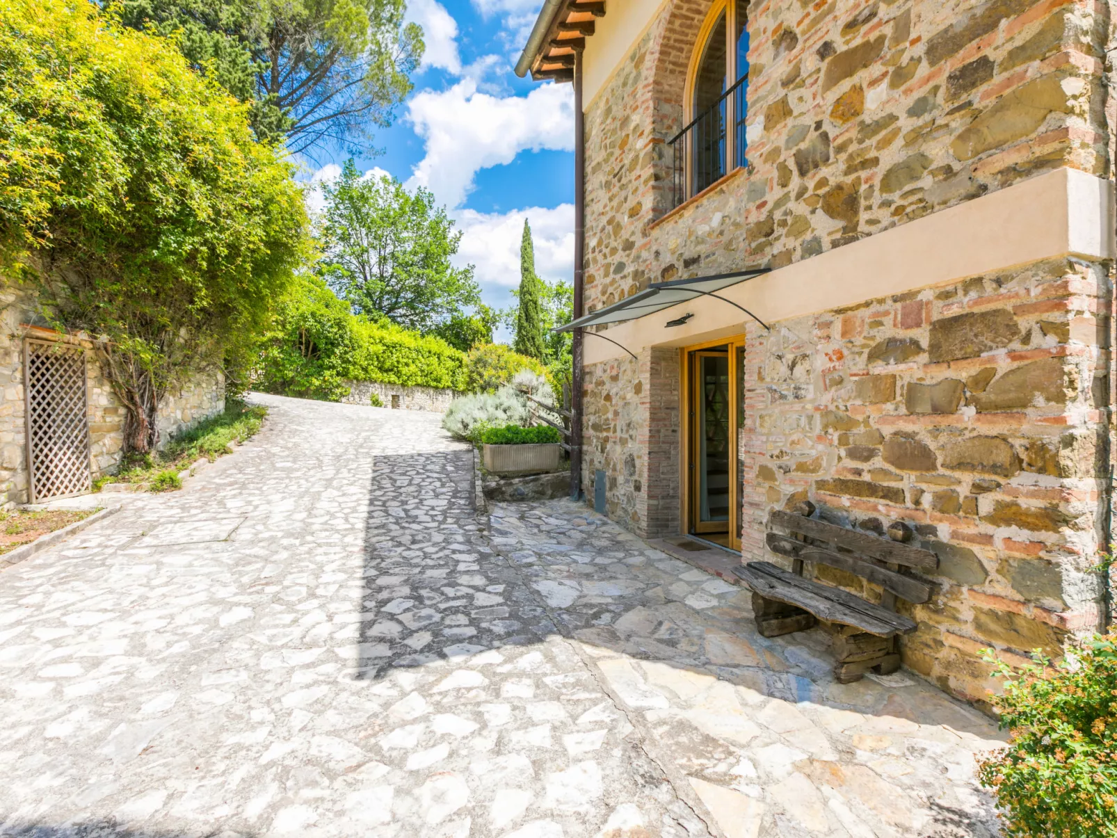 Policleto-Outside